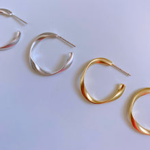 將圖片載入圖庫檢視器 Frosted Hoop Earrings
