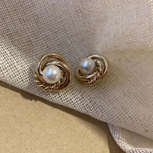 將圖片載入圖庫檢視器 Vintage Twist Pearl Earring
