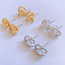 將圖片載入圖庫檢視器 Matte Pretzel Earring
