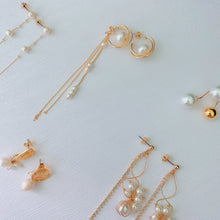 將圖片載入圖庫檢視器 Pearl Moon Earring
