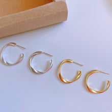 將圖片載入圖庫檢視器 Frosted Hoop Earrings
