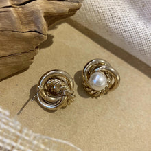 將圖片載入圖庫檢視器 Vintage Twist Pearl Earring
