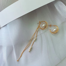 將圖片載入圖庫檢視器 Pearl Moon Earring
