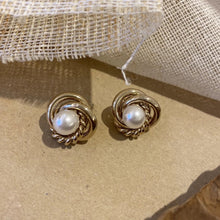 將圖片載入圖庫檢視器 Vintage Twist Pearl Earring
