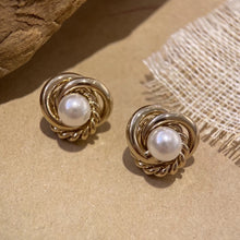 將圖片載入圖庫檢視器 Vintage Twist Pearl Earring
