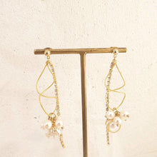 將圖片載入圖庫檢視器 Twist Pearl Earring
